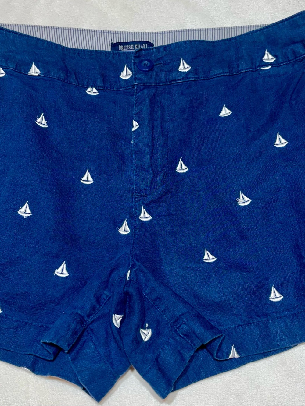 British Khaki Navy Blue Chino Shorts w White Sailboat Embroidered Accents Sz6
